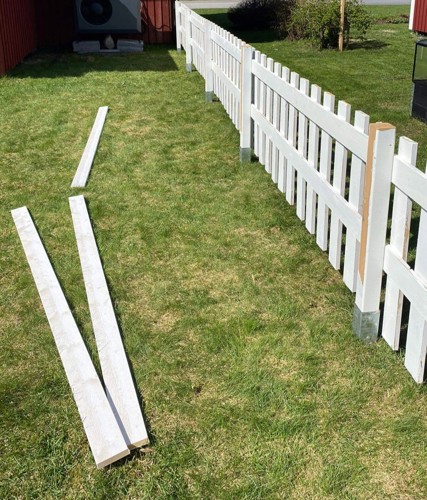 Bygg staket med färdigmålade ytterpanelbrädor